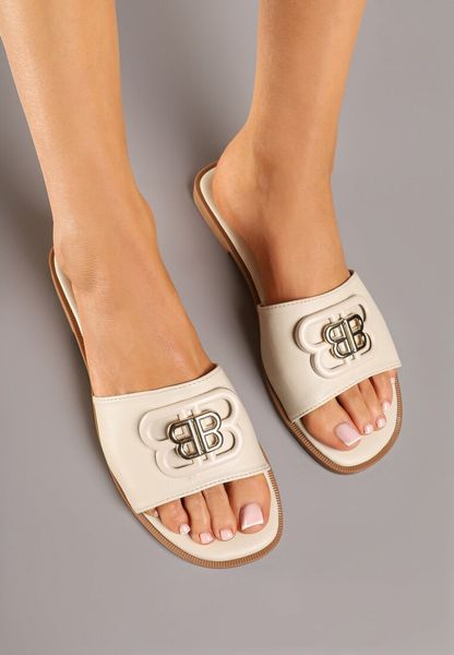 Beżowe Klapki z Ozdobą na Pasku Ronimea. Brązowe klapki Renee, z aplikacjami, z jeansu, bez obcasa, na płaskiej podeszwie. Za 79.99 zł.