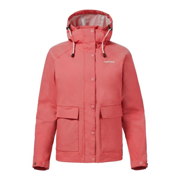 Klasyczna damska kurtka przeciwdeszczowa Musto Shore Wp. Czerwone kurtki sportowe Musto, bez wzorów, bez kaptura, żeglarskie. Za 807.00 zł.