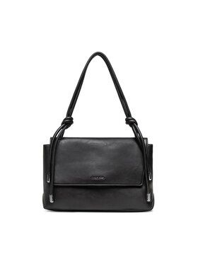 Torebka Calvin Klein. Czarne torebki klasyczne Calvin Klein, bez wzorów, bez dodatków. Za 394.99 zł.