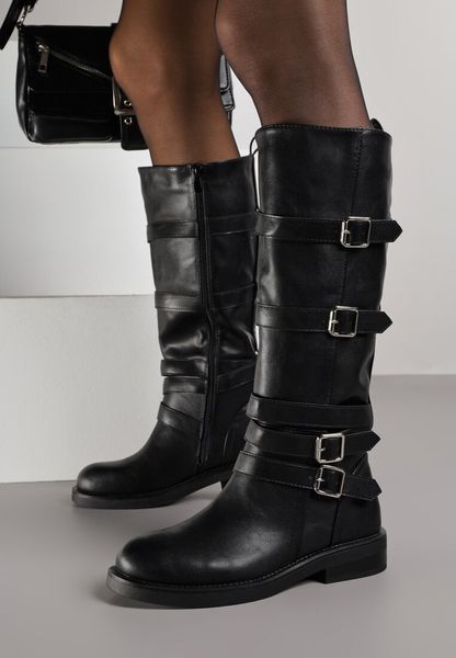 Czarne Kozaki Bikery Ozdobione Paskami i Kwadratowymi Klamrami Lingara. Czarne kozaki Born2be, z jeansu, bez obcasa, na płaskiej podeszwie, bez zapięcia. Za 179.99 zł.