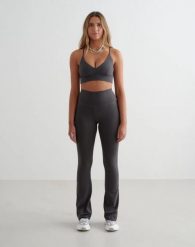 Damskie legginsy rozszerzane z wysokim stanem dla wysokich Sense ciemnoszare. Szare legginsy AIM'N, l, bez wzorów, z elastanu, z podwyższonym stanem, długie. Za 344.00 zł.