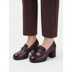 Półbuty Lasocki. Czerwone czółenka Lasocki, bez wzorów, bez obcasa, na obcasie, bez zapięcia. Za 249.99 zł.
