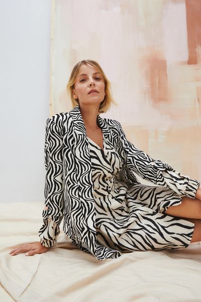 Wzorzysta marynarka beżowa. Brązowe marynarki i żakiety MOODO, l, bez wzorów, z elastanu. W wyprzedaży za 94.99 zł.