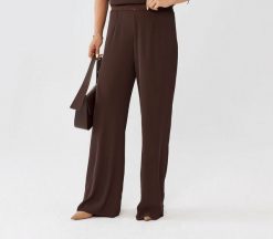 Eleganckie czekoladowe spodnie Rosa z poszerzoną nogawką PLUS SIZE XXL OVERSIZE JESIEŃ. Brązowe spódnice Moda Size Plus Iwanek, na co dzień, na jesień, plus size, bez wzorów, z elastanu, eleganckie, plus size, mini, koszulowe. Za 249.90 zł.