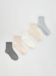 Długie skarpetki z bawełną 5 pack - złamana biel. Skarpety Reserved, bez wzorów, z bawełny. Za 49.99 zł.