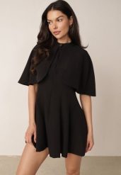 Czarna Elegancka Sukienka Rozkloszowana z Narzutką Imitującą Pelerynkę Faneno. Czarne sukienki Born2be, na co dzień, l, bez wzorów, eleganckie, bez kołnierzyka, bez ramiączek, mini, rozkloszowane. Za 199.99 zł.