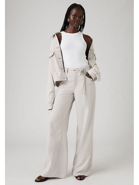 Levi's Spodnie - Comfort fit - w kolorze kremowym rozmiar: W28/L33. Brązowe spodnie materiałowe Levi's®, na co dzień, l, bez wzorów, z materiału. Za 177.94 zł.