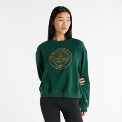 Bluza damska New Balance WT43553NWG – zielona. Zielone bluzy New Balance, l, bez wzorów, z bawełny, bez kaptura. Za 199.99 zł.