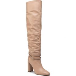Muszkieterki TWINSET - Stivale 192TCP106 Nudo 00846. Brązowe kozaki Twinset, ze skóry, bez obcasa, na obcasie, bez zapięcia. Za 1,949.00 zł.
