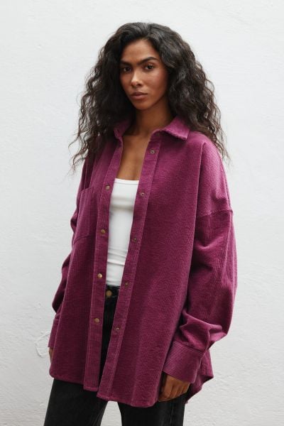 Sztruksowa koszula typu oversize w kolorze VIOLET - GARNET. Fioletowe koszule Marsala, m, bez wzorów, z bawełny, klasyczne, bez kołnierzyka, bez ramiączek. Za 459.90 zł.