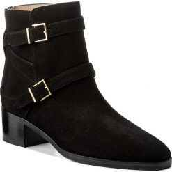 Botki STUART WEITZMAN - Eastside XL17461 Black Luxe Suede. Czarne botki Stuart Weitzman, z aplikacjami, ze skóry, bez obcasa, na obcasie, bez zapięcia. W wyprzedaży za 1,299.00 zł.