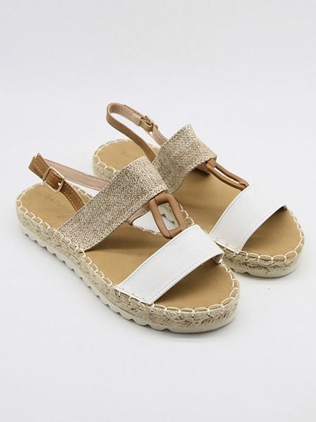 Bellucci Sandały w kolorze białym rozmiar: 40. Białe sandały Bellucci, bez wzorów, klasyczne, z otwartym noskiem, bez obcasa, bez zapięcia. Za 83.62 zł.