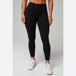 Legginsy 7/8 z wysokim stanem damskie Fabletics Boost. Czarne legginsy FABLETICS, bez wzorów, z podwyższonym stanem. Za 305.70 zł.