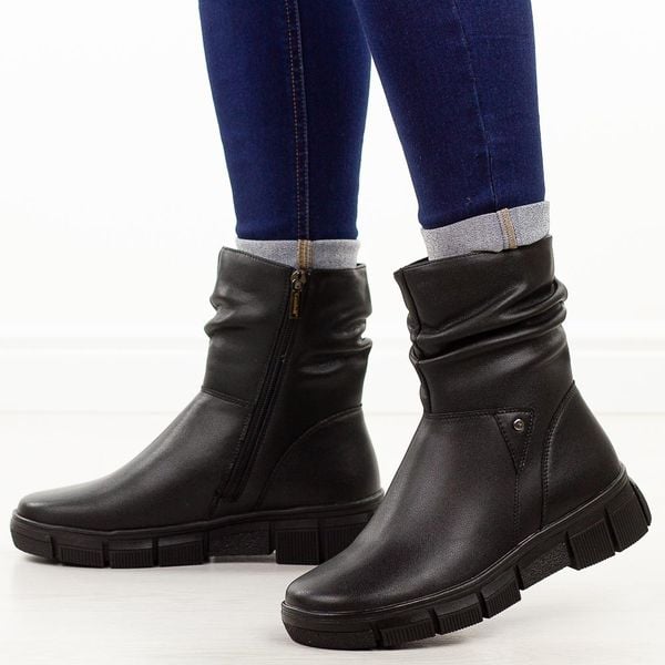 Czarne skórzane botki damskie Cambell 19304. Czarne botki Cambell, na jesień, bez wzorów, z polaru, z okrągłym noskiem, bez obcasa, bez zapięcia. W wyprzedaży za 278.07 zł.