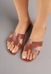 Ciemnobrązowe Klapki Vices z Geometryczną Cholewką Arlemia. Brązowe klapki Born2be, bez wzorów, z jeansu, bez obcasa, na płaskiej podeszwie. Za 49.99 zł.