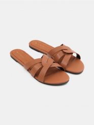 Klapki ze skórzaną wkładką - brązowy. Brązowe klapki Sinsay, bez wzorów, bez obcasa. Za 39.99 zł.