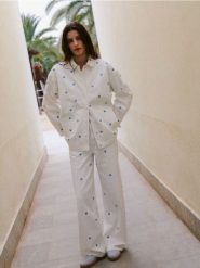 Jeansy wide leg z haftem - złamana biel. Jeansy Reserved, bez wzorów. Za 159.99 zł.