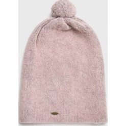 Starling - Czapka Tristi. Czerwone czapki Starling, bez wzorów, z dzianiny. W wyprzedaży za 49.90 zł.
