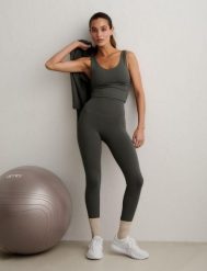 Damskie legginsy z wysokim stanem, squat proof, dla niskich Sense zielone. Zielone legginsy AIM'N, m, bez wzorów, z elastanu, z podwyższonym stanem, krótkie. Za 297.00 zł.