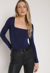 Granatowa Bluzka Alexusi. Niebieskie bluzki Born2be, l, bez wzorów, z dzianiny, eleganckie, bez kołnierzyka, bez ramiączek. Za 79.99 zł.