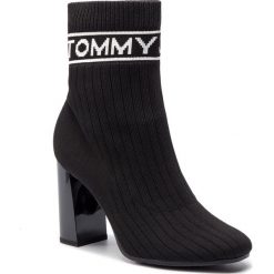 Botki TOMMY JEANS - Knit Tommy Jeans Heeld Boot EN0EN00524 Black 990. Czarne botki Tommy Jeans, bez wzorów, z jeansu, bez obcasa, na obcasie, bez zapięcia. W wyprzedaży za 339.00 zł.