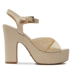 Sandały Guess. Brązowe sandały Guess, z aplikacjami, bez obcasa, na słupku, bez zapięcia. Za 329.99 zł.