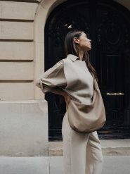 Maison héritage PARIS Skórzana torebka "Rin" w kolorze kremowym - 40 x 33 x 2 cm rozmiar: onesize. Brązowe torby na ramię Maison héritage PARIS, bez wzorów, z materiału, na ramię, bez dodatków. Za 424.06 zł.