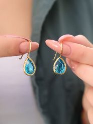 Pierres delicates Pozłacane kolczyki z tygrysim okiem rozmiar: onesize. Niebieskie kolczyki Pierres delicates, pozłacane, z zapięciem typu bigiel. Za 39.99 zł.