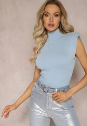 Jasnoniebieska Bluzka ze Stójką z Usztywnionymi Ramionami i Szerokim Ściągaczem Aswara. Niebieskie bluzki Renee, bez wzorów, z jeansu, eleganckie, bez kołnierzyka, bez ramiączek. W wyprzedaży za 34.99 zł.