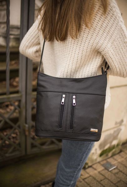 Listonoszka skórzana SHE S14 czarna. Czarne torebki klasyczne SHE, bez wzorów, ze skóry, bez dodatków. Za 189.99 zł.