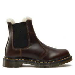 Botki Dr. Martens. Brązowe botki Dr. Martens, bez wzorów, bez obcasa, na płaskiej podeszwie, bez zapięcia. Za 999.99 zł.