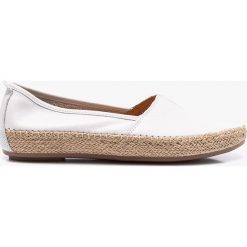 Jana - Espadryle. Białe espadryle JANA, bez wzorów, z materiału, bez obcasa, bez zapięcia. W wyprzedaży za 199.90 zł.