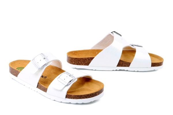 DR. BRINKMANN 500060-03 weiss, klapki damskie. Białe klapki Dr. Brinkmann, bez wzorów, bez obcasa. Za 199.90 zł.