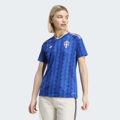 Koszulka wyjazdowa Szwecja 26. Niebieskie bluzki Adidas, bez wzorów, sportowe, bez kołnierzyka, bez ramiączek. Za 439.00 zł.