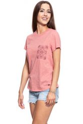 MUSTANG T SHIRT DAMSKI Alina C Print Canyon Rose 1008942 8187. Czerwone t-shirty Mustang, s, bez wzorów, bez kołnierzyka, bez ramiączek. W wyprzedaży za 39.99 zł.