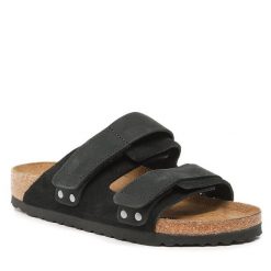 Klapki Birkenstock. Czarne klapki Birkenstock, bez wzorów, bez obcasa. Za 459.99 zł.