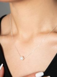 Heliophilia Srebrny naszyjnik - dł. 43 cm rozmiar: onesize. Szare naszyjniki Heliophilia, z perłą, srebrne. Za 30.95 zł.