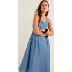Mango - Sukienka Blush. Niebieskie sukienki Mango, na co dzień, l, bez wzorów, ze lnu, casualowe, bez kołnierzyka, bez ramiączek, proste. W wyprzedaży za 89.90 zł.