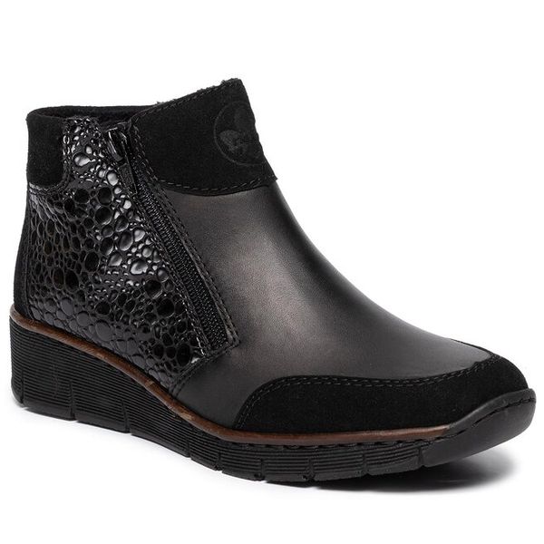 Trzewiki Rieker. Czarne botki Rieker, bez wzorów, bez obcasa, na płaskiej podeszwie, bez zapięcia. Za 258.99 zł.