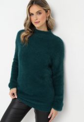 Ciemnozielony Sweter z Półgolfem i Dłuższym Włosiem Evassem. Zielone swetry Born2be, bez wzorów, z dzianiny, bez ramiączek. Za 49.99 zł.
