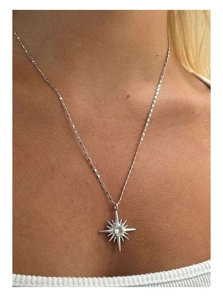 Lodie Silver Naszyjnik z elementem ozdobnym - dł. 50 cm rozmiar: onesize. Szare naszyjniki Lodie Silver, z mosiądzu. Za 41.30 zł.