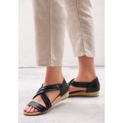 Czarne Sandały Pretty Face. Czarne sandały Born2be, bez wzorów, z materiału, bez obcasa, na koturnie, bez zapięcia. Za 34.99 zł.