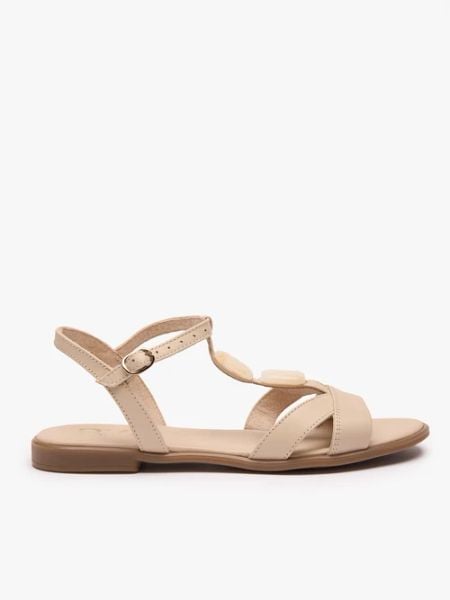 Kremowe płaskie sandały z ozdobą. Brązowe sandały Ryłko, z aplikacjami, ze skóry, z okrągłym noskiem, bez obcasa, na płaskiej podeszwie, bez zapięcia. Za 379.99 zł.