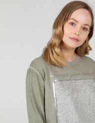 Bluzka z aplikacją. Bluzki Unisono, s, z aplikacjami, z bawełny, klasyczne, bez kołnierzyka, bez ramiączek. Za 129.00 zł.