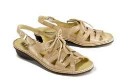 SUAVE 711040-8 sandy, sandały damskie. Brązowe sandały Suave, bez wzorów, z gumy, bez obcasa, na koturnie, bez zapięcia. Za 394.90 zł.