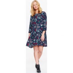 SUKIENKA W KWIATY Z FANTAZYJNYMI PLECAMI. Sukienki TOP SECRET, na lato, bez wzorów, z tkaniny, eleganckie, bez kołnierzyka, bez ramiączek. W wyprzedaży za 59.99 zł.