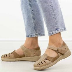 Beżowe zakryte sandały damskie Unisoft 9955. Brązowe sandały Jezzi, bez wzorów, ze skóry, casualowe, z okrągłym noskiem, bez obcasa, na płaskiej podeszwie, bez zapięcia. Za 149.00 zł.