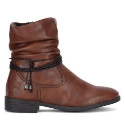 Botki Rieker. Brązowe botki Rieker, bez wzorów, bez obcasa, na płaskiej podeszwie, bez zapięcia. Za 369.99 zł.