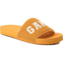 Klapki GANT - Haley 18598409 Gold Yellow G304. Żółte klapki GANT, bez wzorów, z materiału, bez obcasa. W wyprzedaży za 129.00 zł.