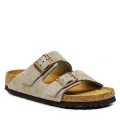 Klapki Birkenstock. Brązowe klapki Birkenstock, bez wzorów, bez obcasa. Za 599.99 zł.